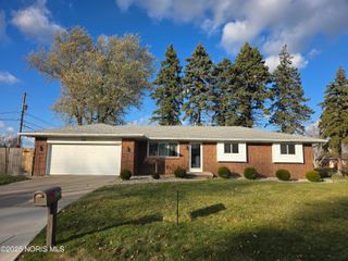 858 Athens Road, Oregon, OH 43616