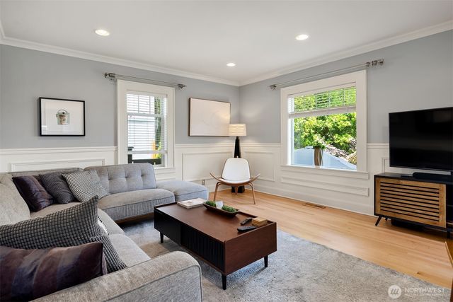 43 W Etruria, Seattle, WA 98119