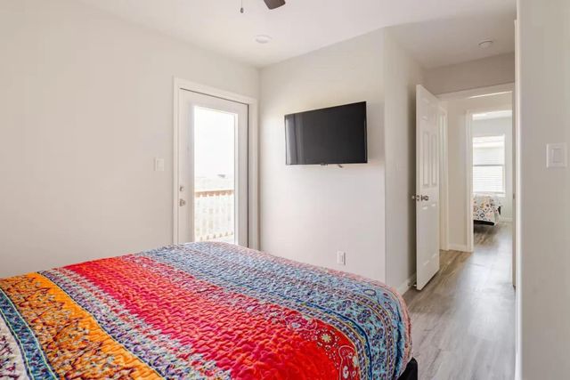 1103 Waco, Gilchrist, TX 77617