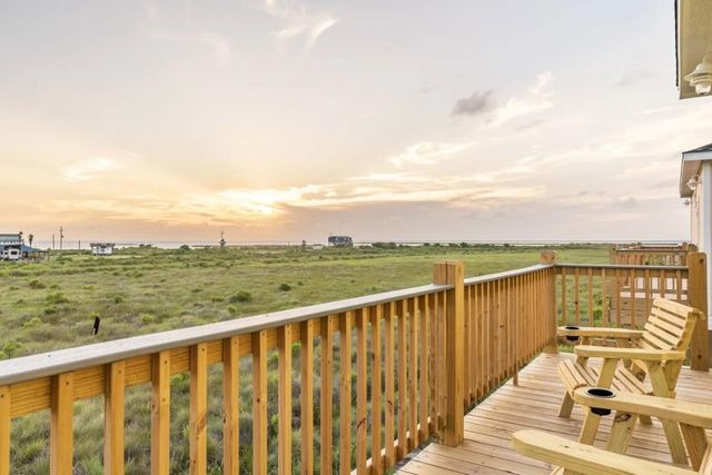 1103 Waco, Gilchrist, TX 77617