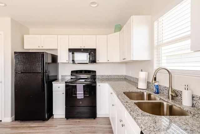 1103 Waco, Gilchrist, TX 77617