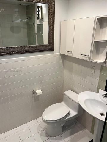 880 NE 69th St 5Q, Miami, FL 33138