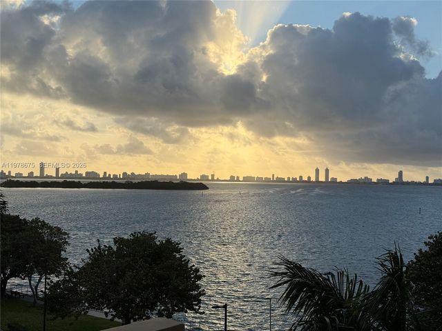 880 NE 69th St 5Q, Miami, FL 33138