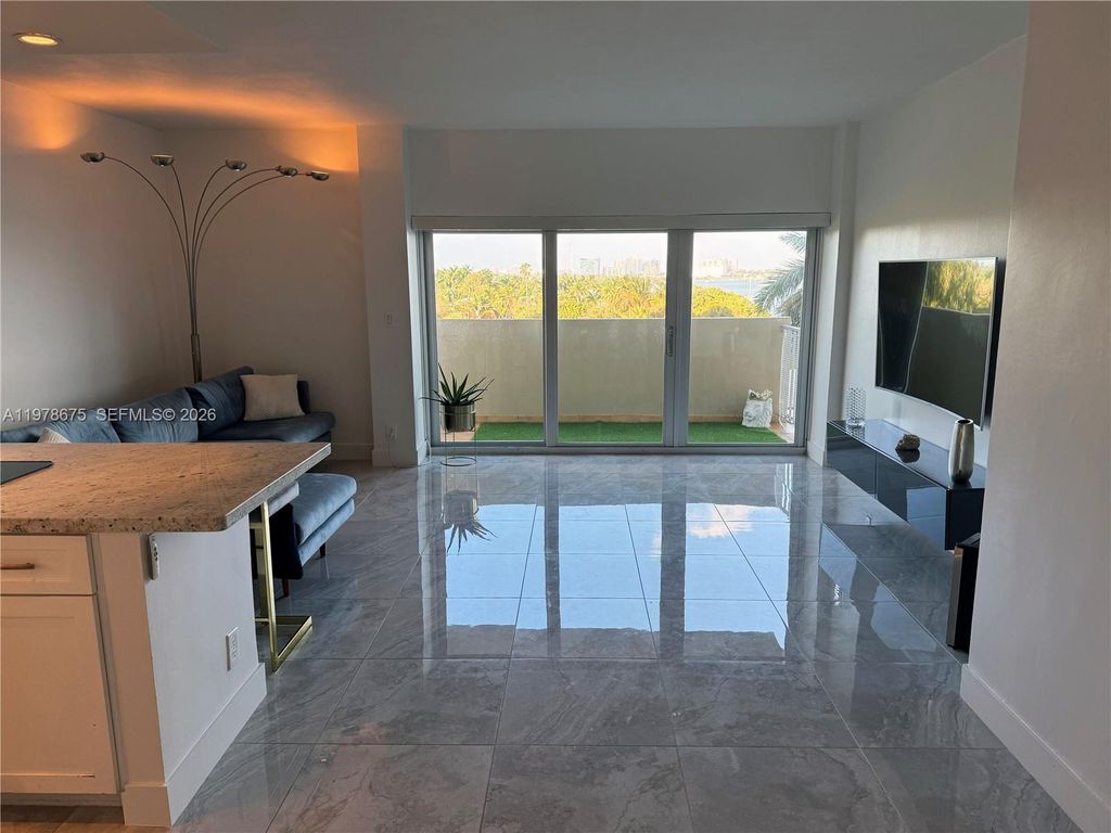 880 NE 69th St 5Q, Miami, FL 33138