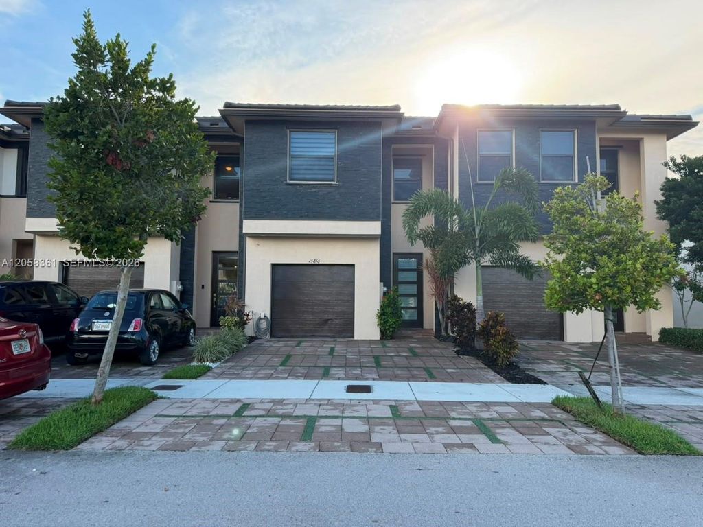 15816 NW 91st Avenue, Miami Lakes, FL 33018