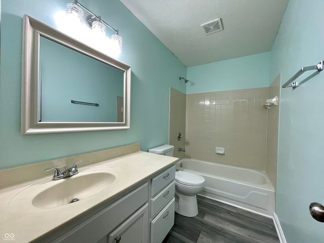 6389 Hillview Circle, Fishers, IN 46038