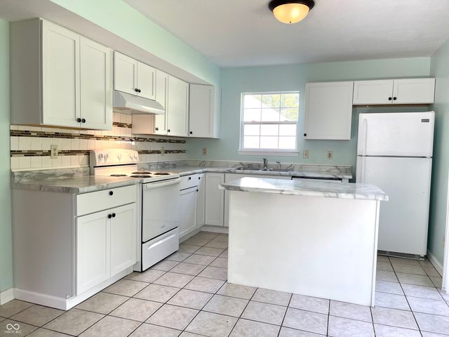 6389 Hillview Circle, Fishers, IN 46038