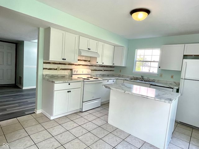 6389 Hillview Circle, Fishers, IN 46038