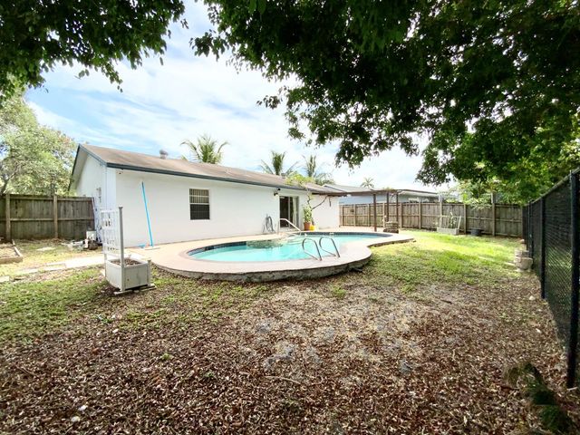 7922 SW 5th Street, North Lauderdale, FL 33068