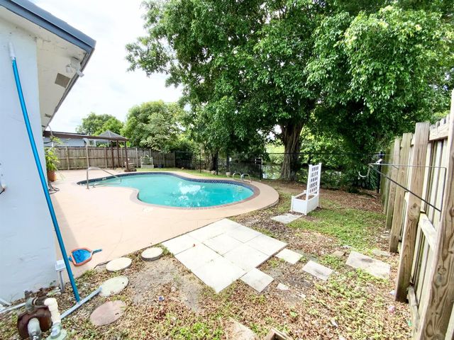 7922 SW 5th Street, North Lauderdale, FL 33068