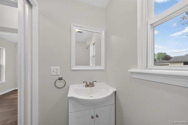 26725 Palmer Blvd, Madison Heights, MI 48071