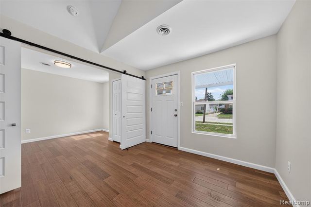 26725 Palmer Blvd, Madison Heights, MI 48071