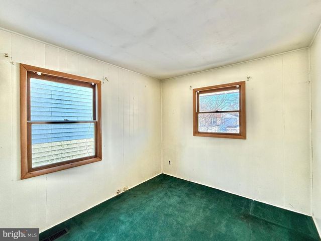 6 HOLLY DR, West Berlin, NJ 08091