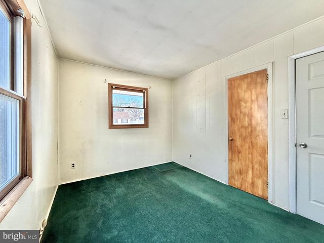 6 HOLLY DR, West Berlin, NJ 08091