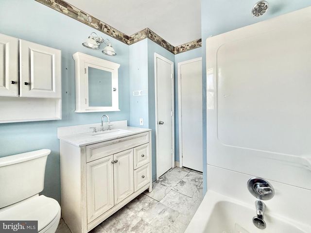 6 HOLLY DR, West Berlin, NJ 08091