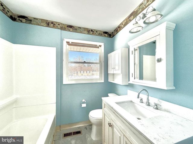 6 HOLLY DR, West Berlin, NJ 08091