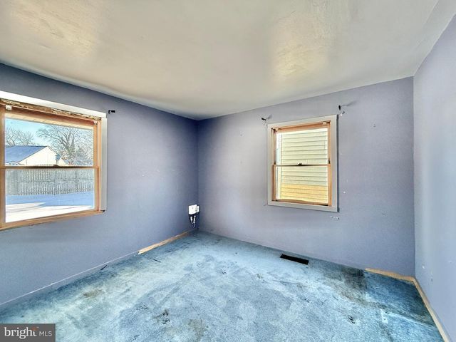 6 HOLLY DR, West Berlin, NJ 08091