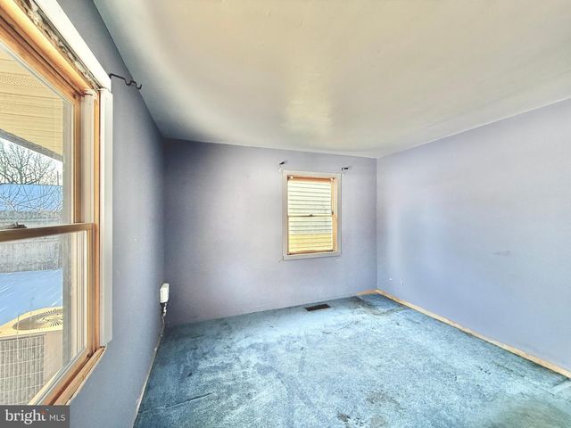 6 HOLLY DR, West Berlin, NJ 08091