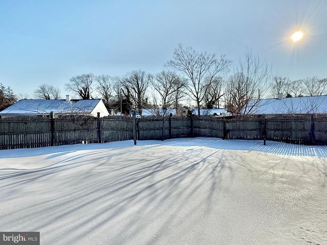 6 HOLLY DR, West Berlin, NJ 08091