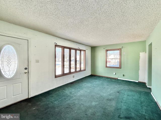 6 HOLLY DR, West Berlin, NJ 08091