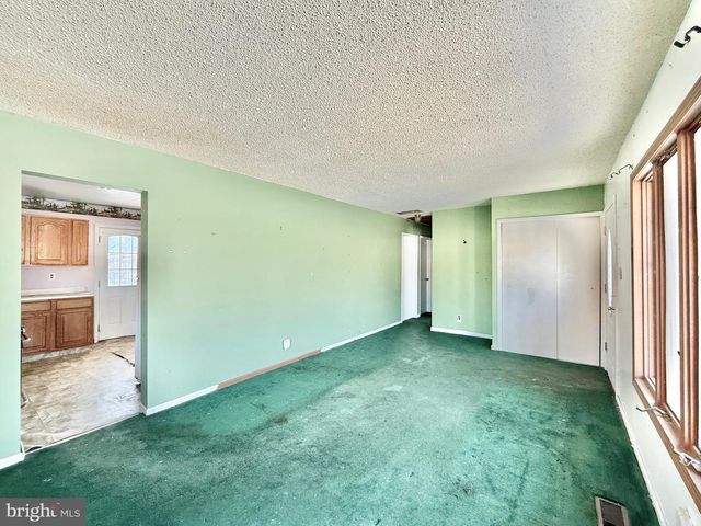 6 HOLLY DR, West Berlin, NJ 08091