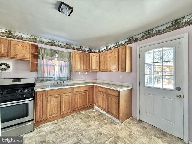 6 HOLLY DR, West Berlin, NJ 08091