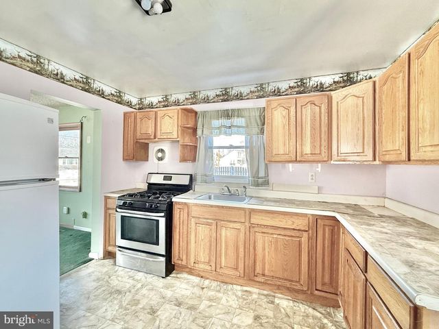 6 HOLLY DR, West Berlin, NJ 08091