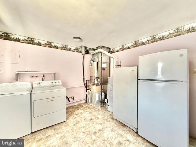 6 HOLLY DR, West Berlin, NJ 08091