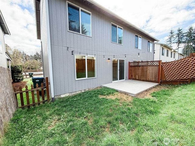 943 College Lane NE, Lacey, WA 98516
