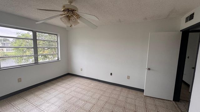 160 NE 203rd Terrace 18, Miami Gardens, FL 33179