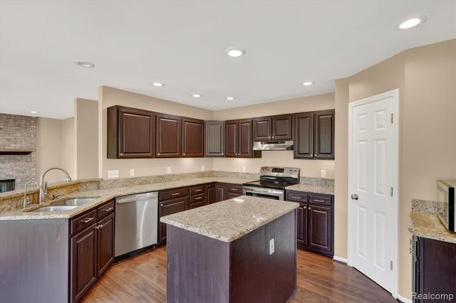 5195 Wyndham Place, Fenton, MI 48430