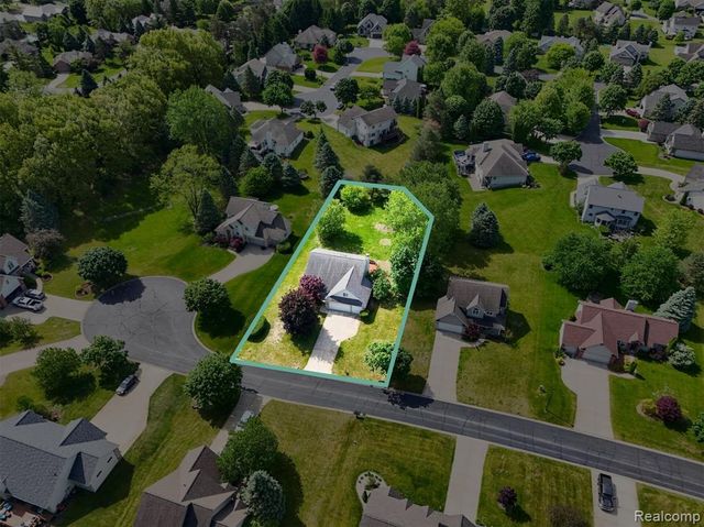 5195 Wyndham Place, Fenton, MI 48430