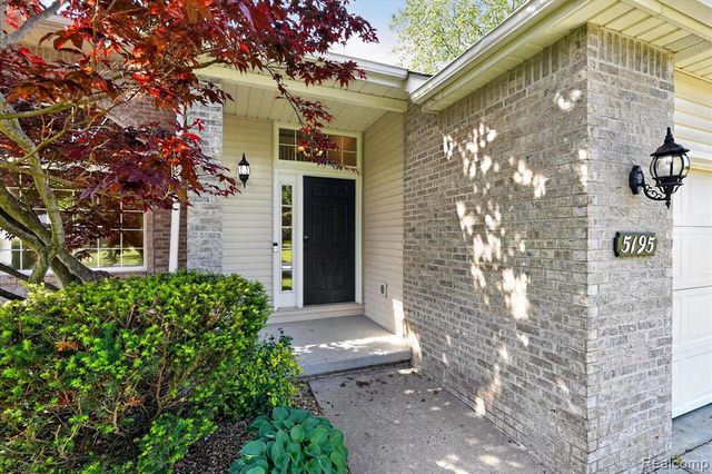 5195 Wyndham Place, Fenton, MI 48430