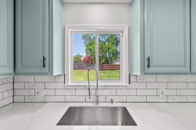 6433 Miles Ln, Carmichael, CA 95608