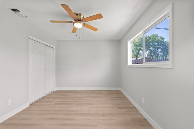 6433 Miles Ln, Carmichael, CA 95608