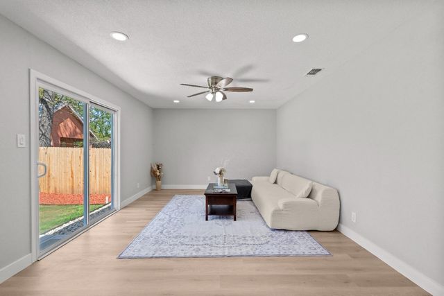 6433 Miles Ln, Carmichael, CA 95608
