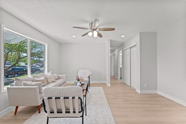 6433 Miles Ln, Carmichael, CA 95608