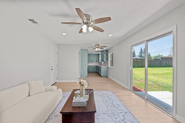 6433 Miles Ln, Carmichael, CA 95608