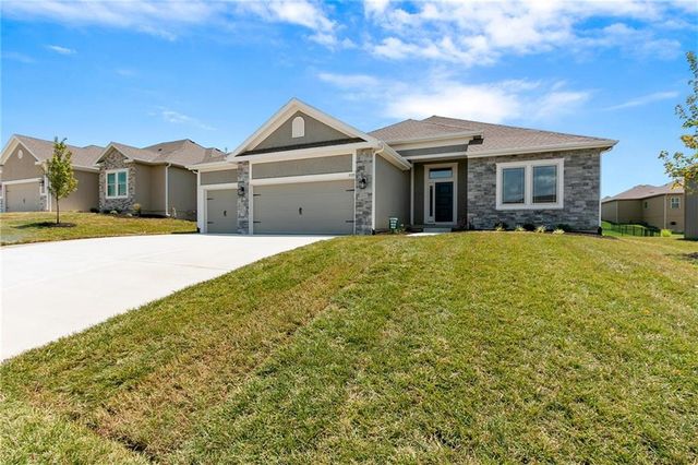 11028 N Corrington Avenue, Kansas City, MO 64156