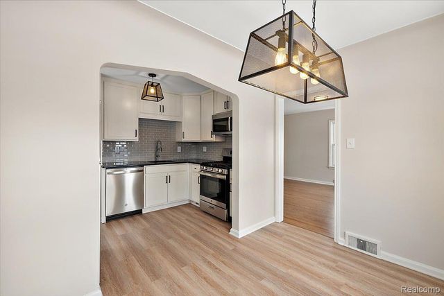 852 Cambridge Road, Berkley, MI 48072