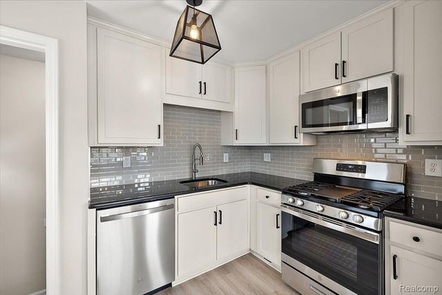 852 Cambridge Road, Berkley, MI 48072