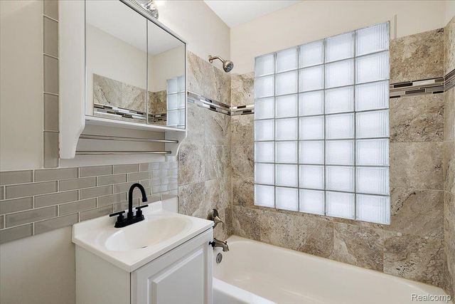 852 Cambridge Road, Berkley, MI 48072