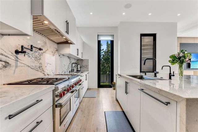 9045 Hawthorne Ave, Surfside, FL 33154