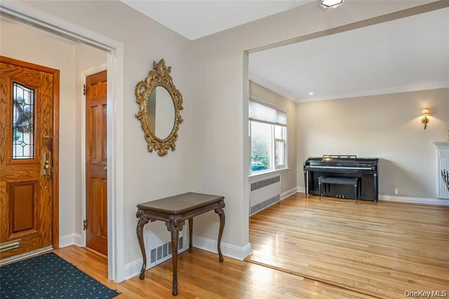 15 Combes Avenue, Rockville Centre, NY 11570