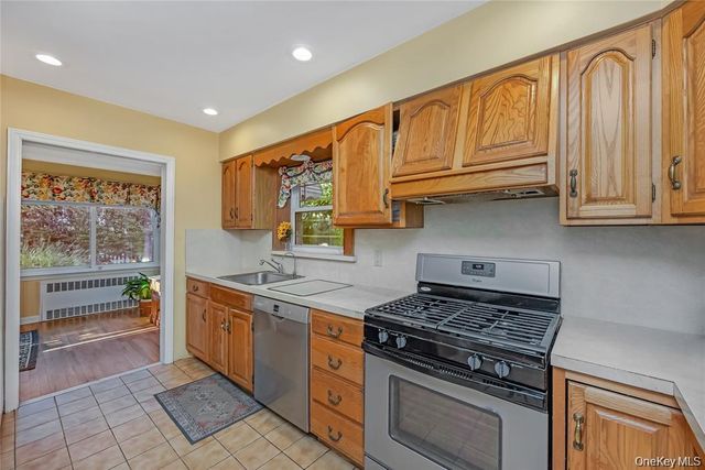 15 Combes Avenue, Rockville Centre, NY 11570