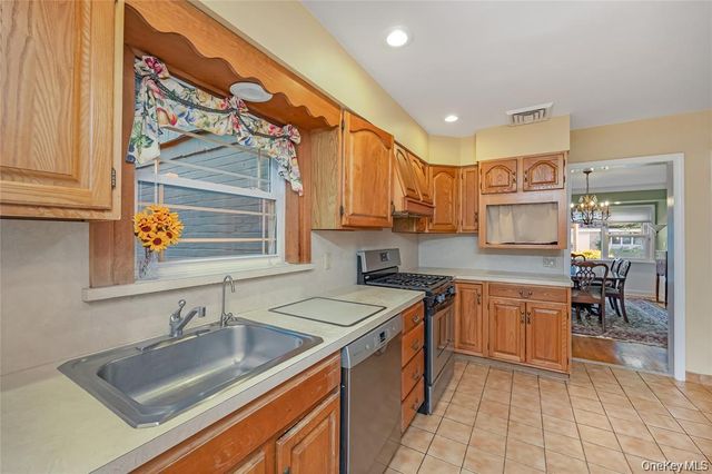 15 Combes Avenue, Rockville Centre, NY 11570