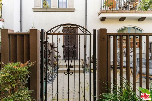 1619 Artesia Boulevard A, Manhattan Beach, CA 90266