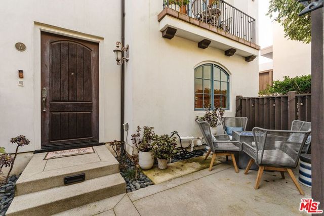 1619 Artesia Boulevard A, Manhattan Beach, CA 90266