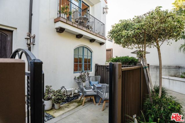 1619 Artesia Boulevard A, Manhattan Beach, CA 90266