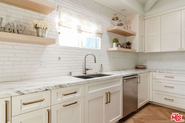 1619 Artesia Boulevard A, Manhattan Beach, CA 90266